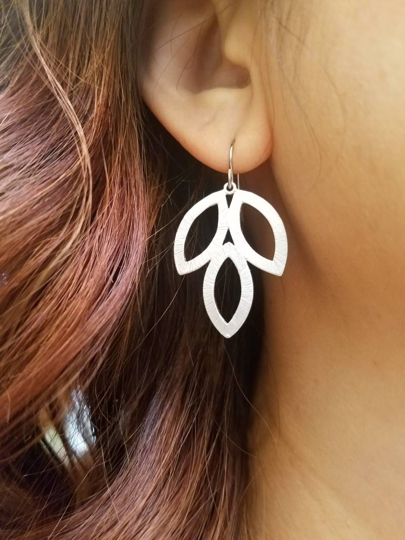 Drei Blatt Blumenohrringe von Lana0Crystal