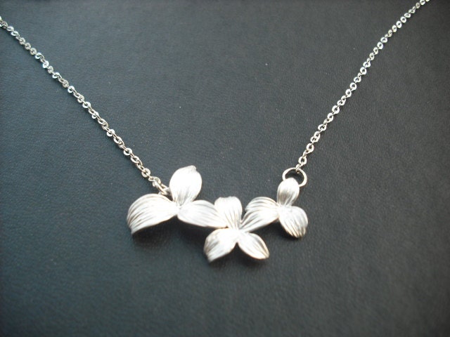 Dreifach Niedlichen Blumen Halskette - Vergoldet Weiß, Brautjungfern Geschenk, Hochzeitsgeschenk, Blumenmädchen Geschenk von Lana0Crystal