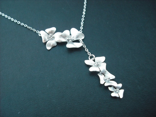 Fünffache Blumen Lariat - Weißgold Vergoldet Matt von Lana0Crystal