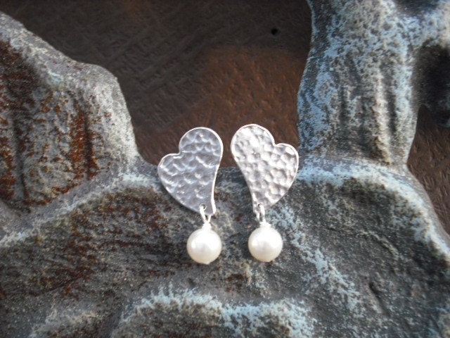 Geburtsstein, Matt Weiß-Gold Herzohrringe - Sterling Silber Beitrag, Brautjungferngeschenk, Hochzeitsgeschenk von Lana0Crystal