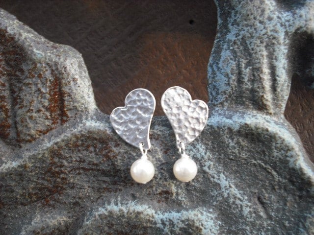 Geburtsstein, Matt Weiß-Gold Herzohrringe - Sterling Silber Beitrag, Brautjungferngeschenk, Hochzeitsgeschenk von Lana0Crystal