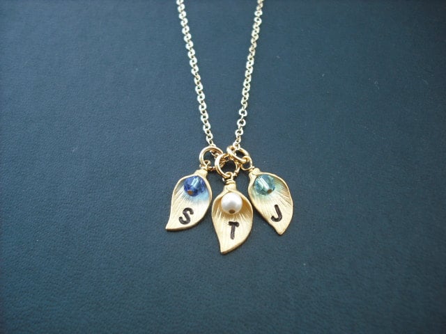 Geburtsstein Halskette, Gold Oder Silber Dreifach Personalisierte Initial Calla Lilie Halskette Mit Swarovski Geburtsstein, Geburtstagsgeschenk von Lana0Crystal