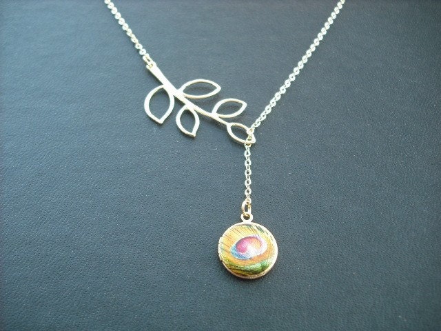 Gold Medaillon Lariat Halskette, Matt Gold 5-Blatt-Zweig Und Mini Feder Lasso von Lana0Crystal