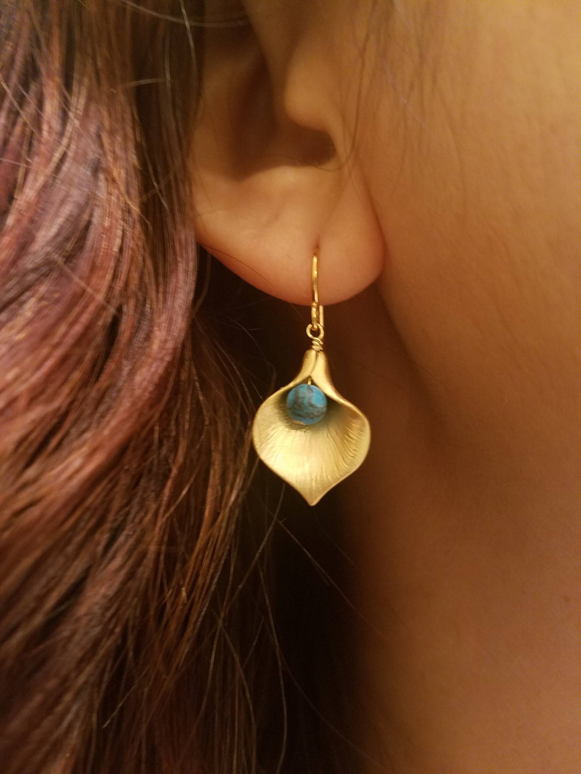 Gold Oder Silber Calla Lily Ohrringe - Türkis von Lana0Crystal