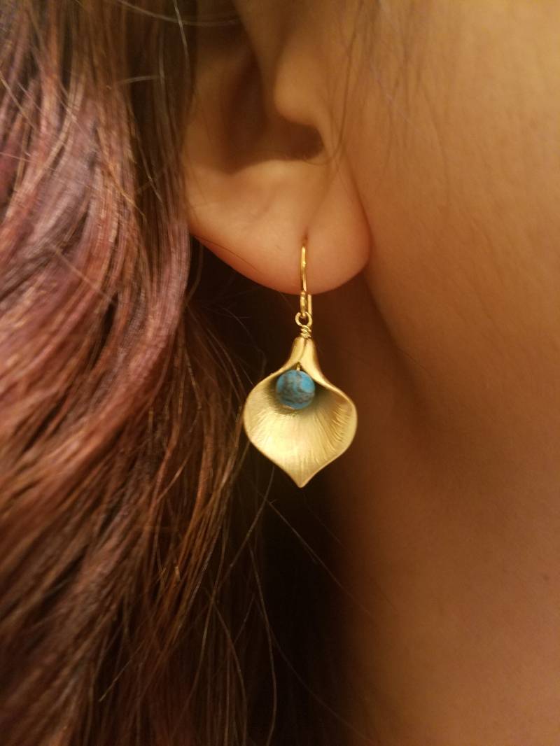 Gold Oder Silber Calla Lily Ohrringe - Türkis von Lana0Crystal