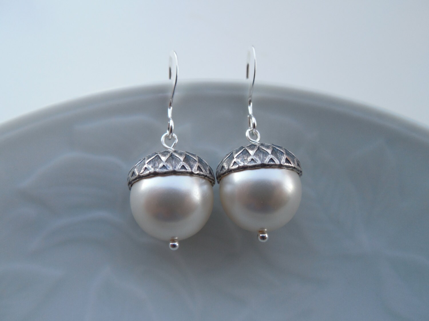 Gold Oder Silber Creme Perle Eichel Ohrringe von Lana0Crystal