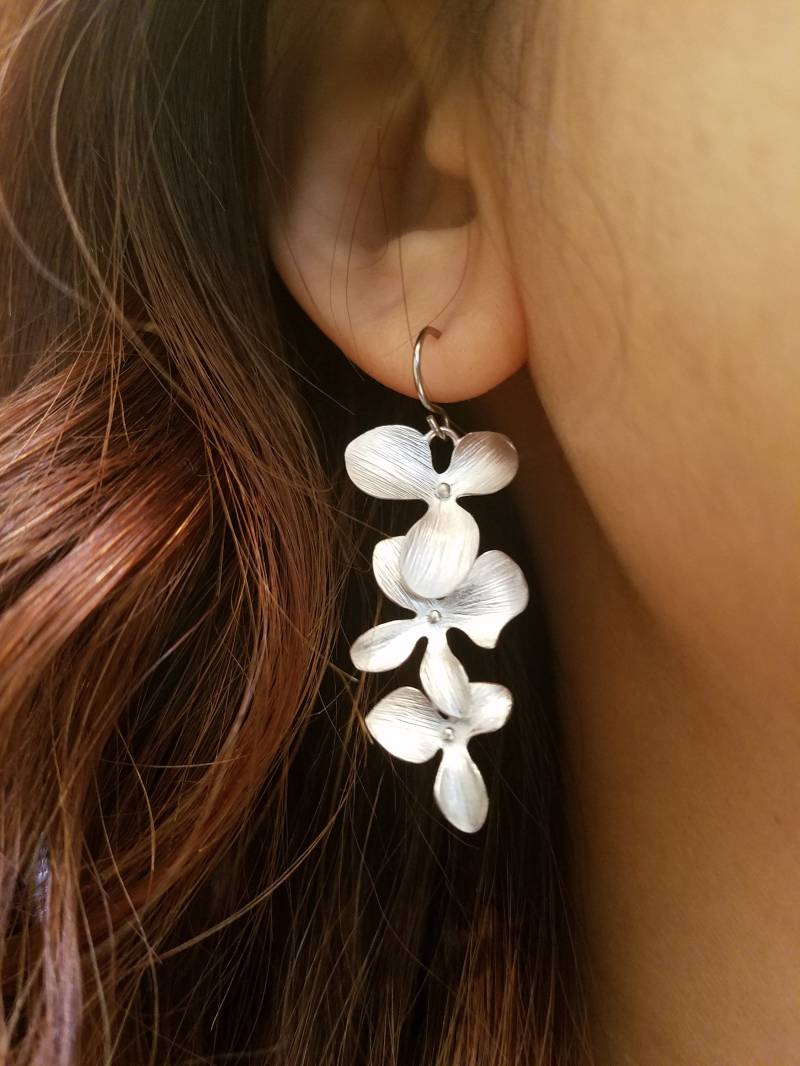 Gold Oder Silber Dreifach Orchidee Blume Kaskadierung Ohrring von Lana0Crystal