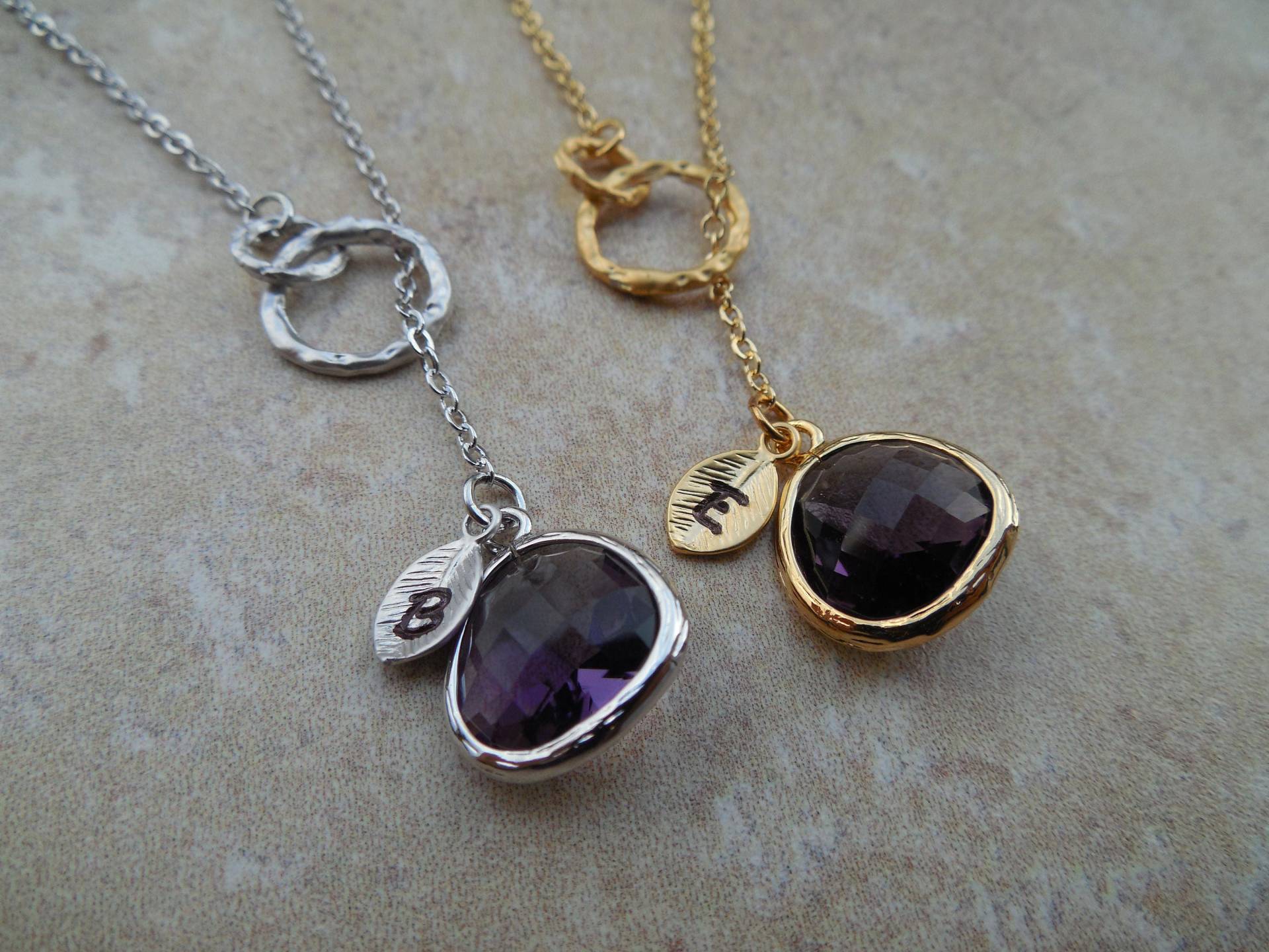 Gold Oder Silber Februar Amethyst Birthstone Lariat Halskette W/Doppel-Ring, Initial Leaf, Juwel, Availabe in Allen Geburtssteinen, Brautjungfer von Lana0Crystal