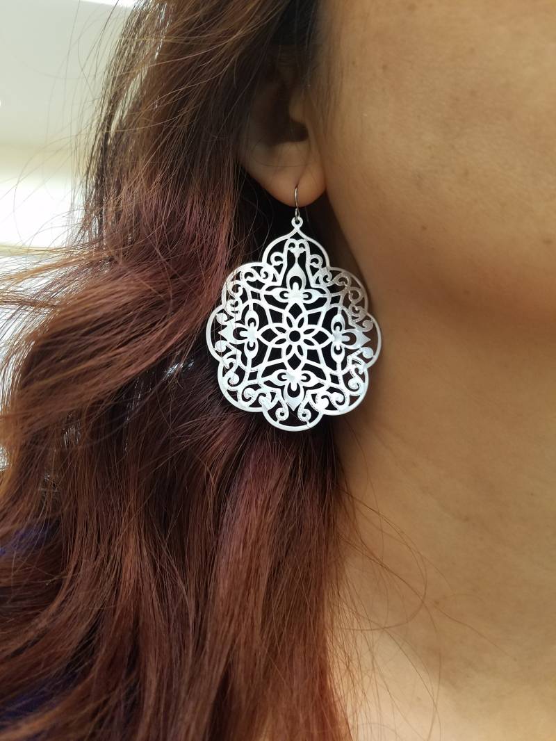 Gold Oder Silber Filigrane Blatt Ohrringe von Lana0Crystal