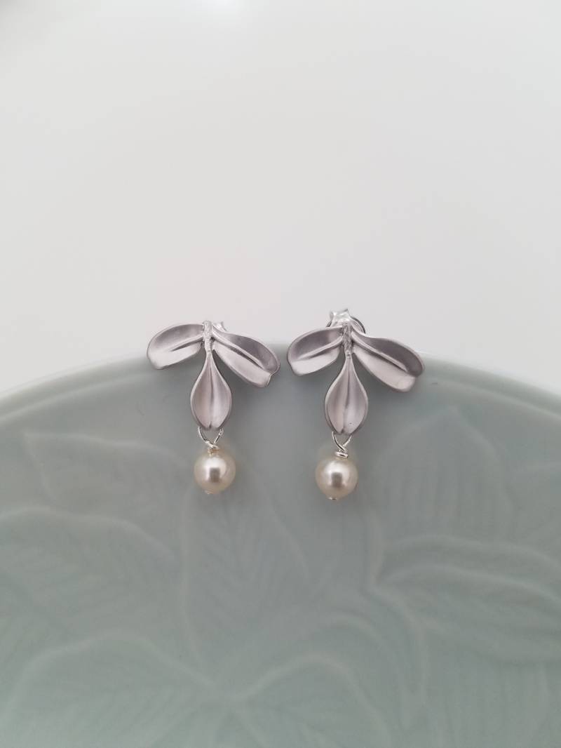 Gold Oder Silber Kleine Blatt Ohrstecker - Sterlingsilber Post, Perle Juni Birthstone Ohrringe, Hochzeitsgeschenk, Brautjungferngeschenk von Lana0Crystal