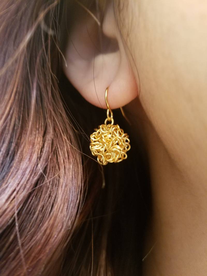 Gold Oder Silber Matt Matal Faden Weben Kugel Ohrringe von Lana0Crystal