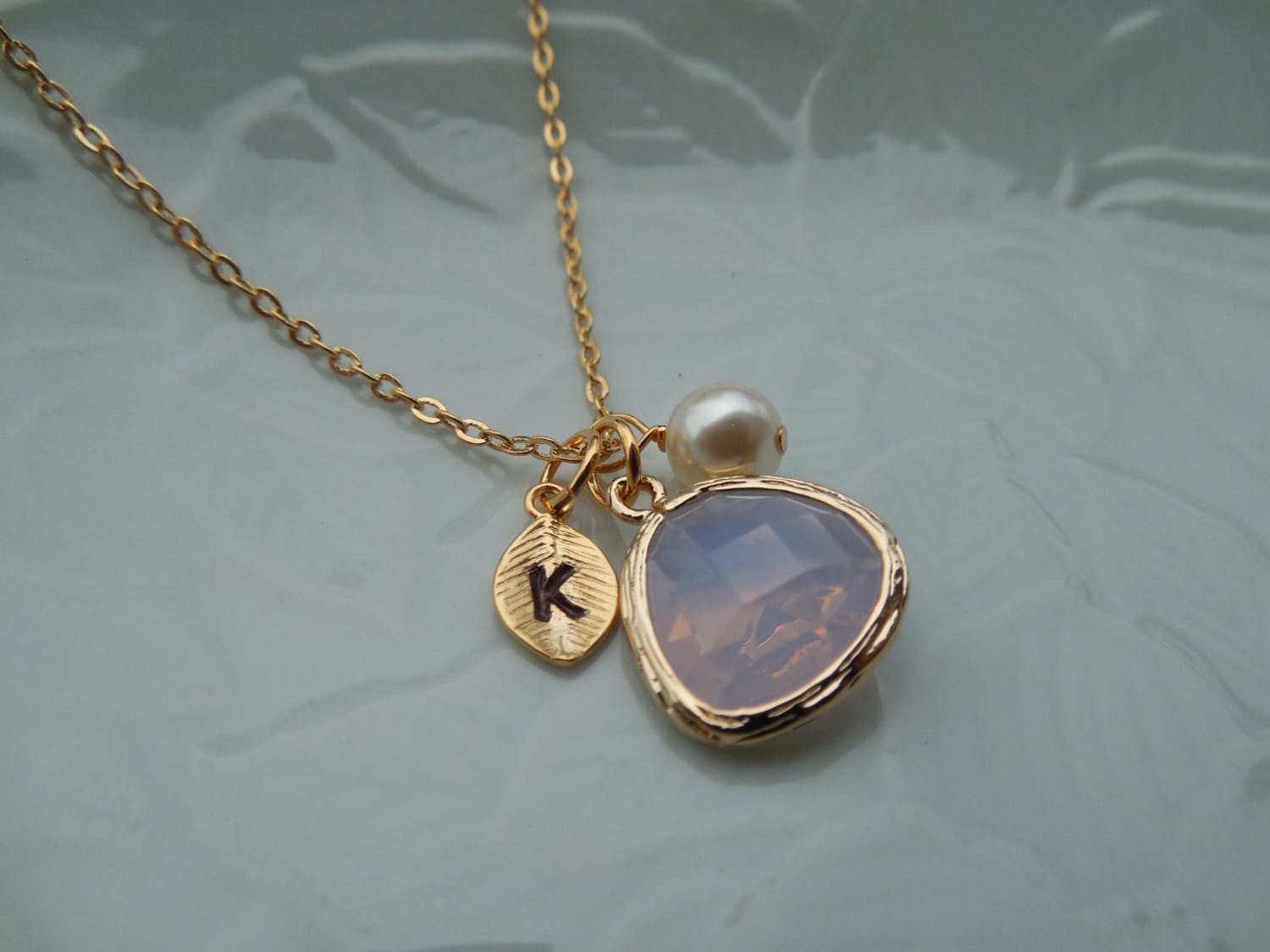 Gold Oder Silber Oktober Violetter Opal Geburtsstein Halskette, Brautjungfern Halskette Mit Blatt Initial, Schmuckstein, Perle, Geschenk von Lana0Crystal