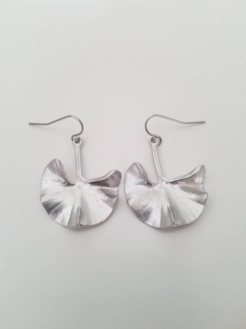 Gold Oder Silber Vergoldet Elegante Gingko Blatt Ohrringe von Lana0Crystal