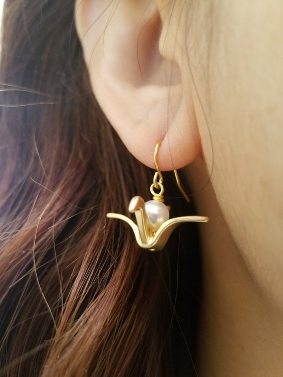Gold Oder Silber Vergoldet Origami Kranich Birthstone Ohrringe, Juni Perlenohrringe, Geburtstagsgeschenk, Erhältlich in Allen Birth von Lana0Crystal