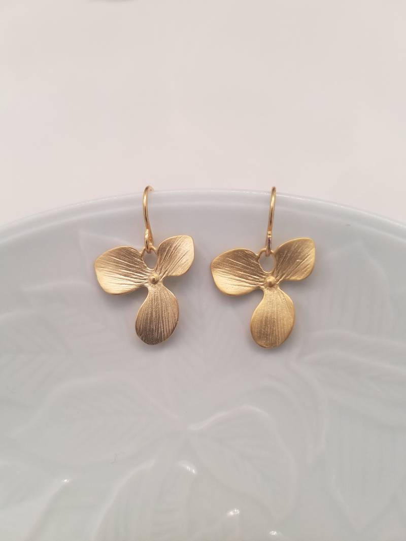 Gold Oder Silber Vergoldete Orchidee Blumenohrringe von Lana0Crystal