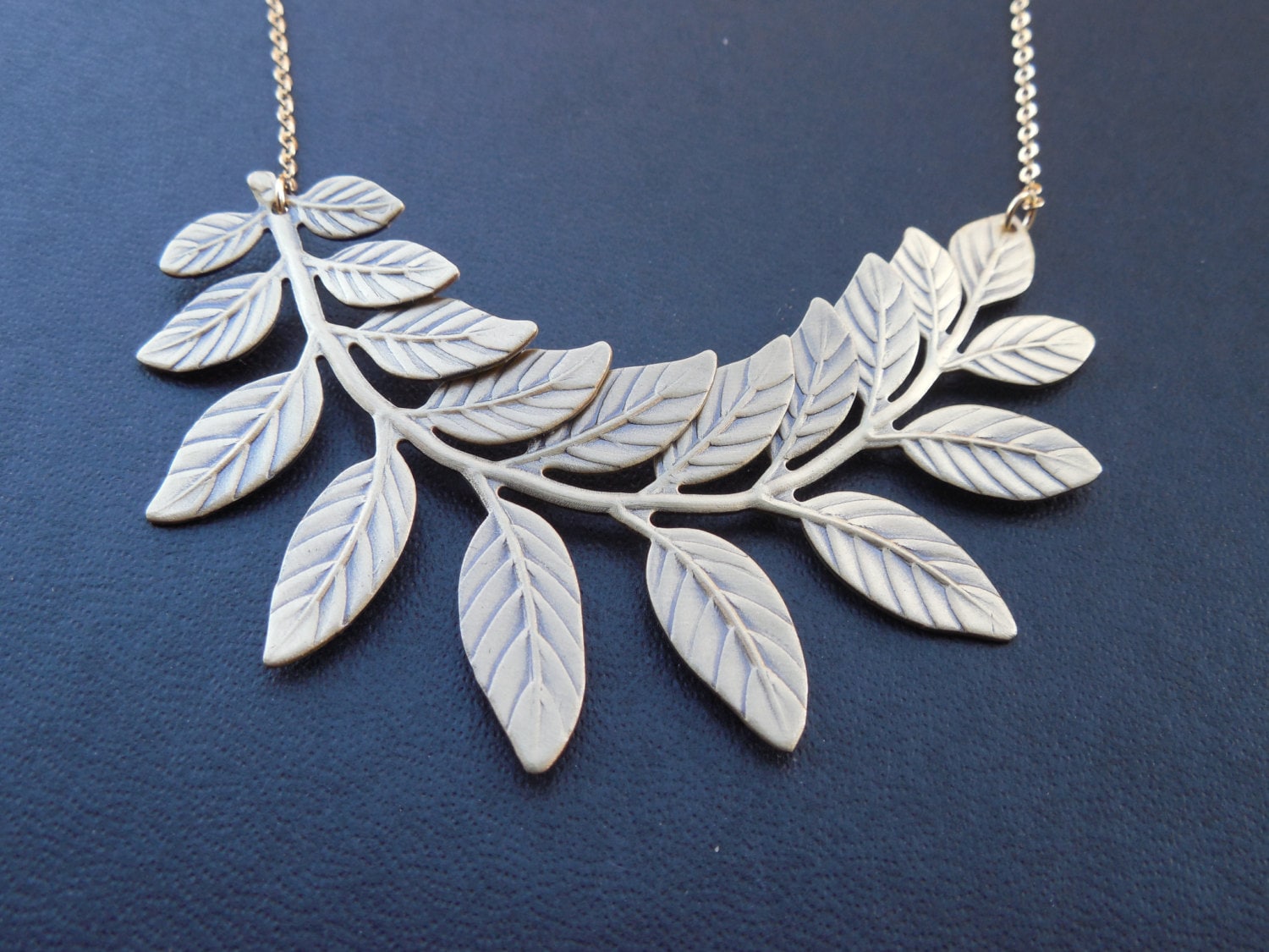 Hauch Von Leben Halskette - Antik Messing-Finish von Lana0Crystal