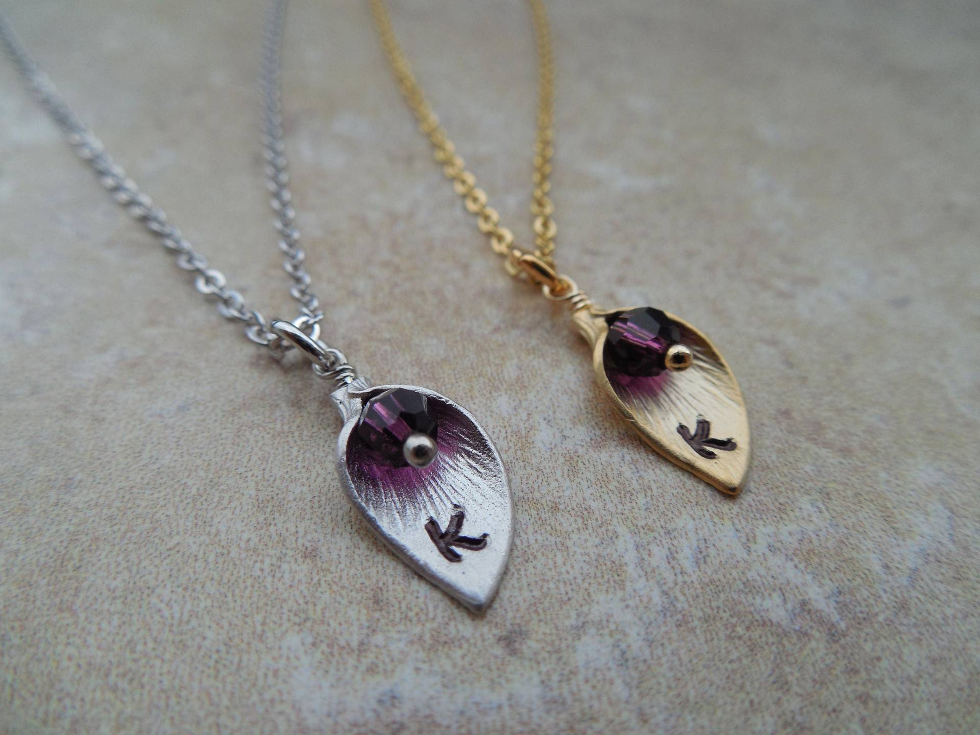 Kleine Größe, Gold Oder Silber Februar Amethyst Birthstone Halskette Handgestempelt Erste Calla Lily, Erhältlich in Allen Birth von Lana0Crystal