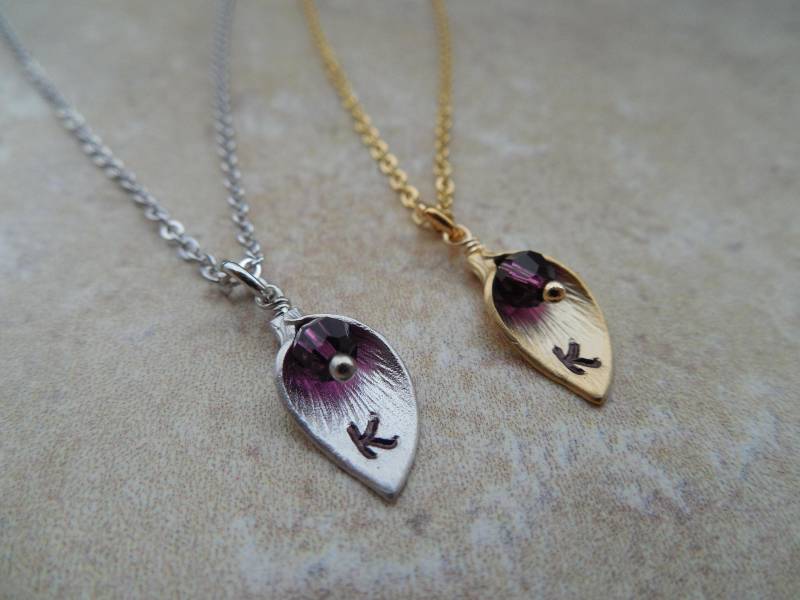 Kleine Größe, Gold Oder Silber Februar Amethyst Birthstone Halskette Handgestempelt Erste Calla Lily, Erhältlich in Allen Birth von Lana0Crystal