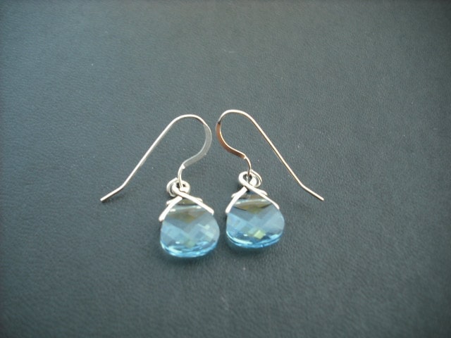 März Birthstone Ohrringe, Aquamarin Swarovski Briolette Kristall Ohrringe - Auch Erhältlich in Rubin | Juli Und Klar | April von Lana0Crystal