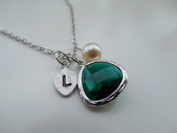 Mai Geburtsstein Halskette, Brautjungfern Halskette, Gold Oder Silber Smaragd Halskette Mit Initial Blatt, Juwel, Perle, Hochzeitsgeschenk von Lana0Crystal