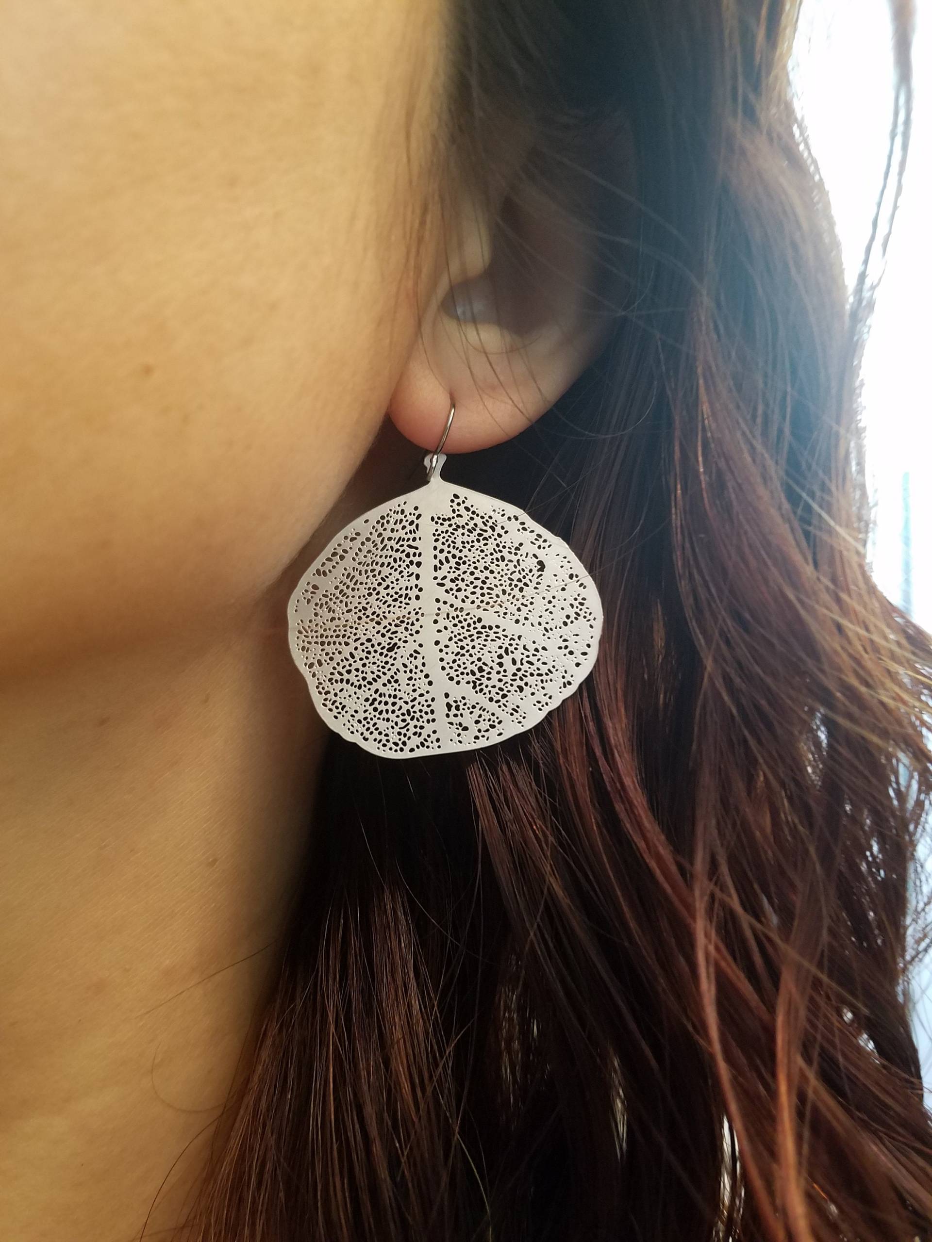 Matt Gold Oder Silber Filigran-Blatt-Ohrring von Lana0Crystal