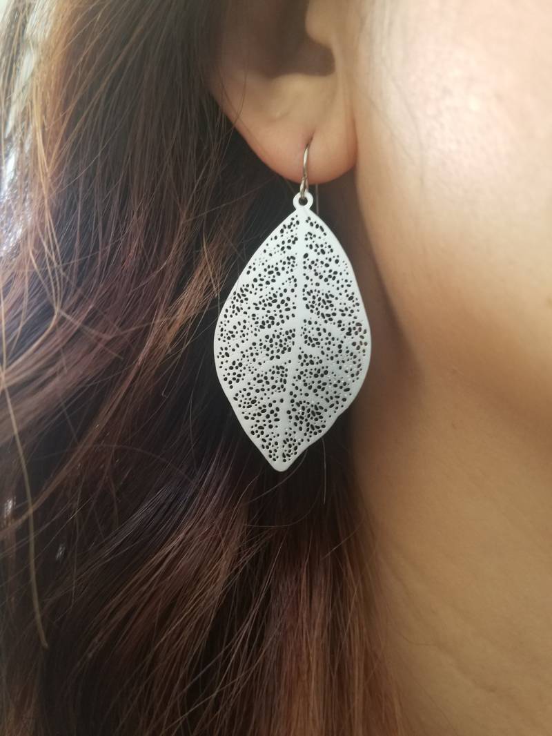 Matt Gold Oder Silber Vergoldet Skelett Blatt Ohrringe von Lana0Crystal