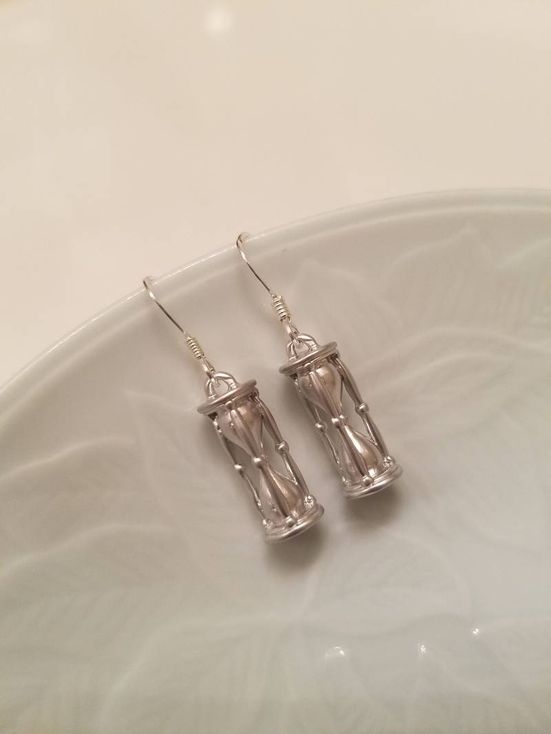 Matt Silber Sand Timer-Ohrringe von Lana0Crystal