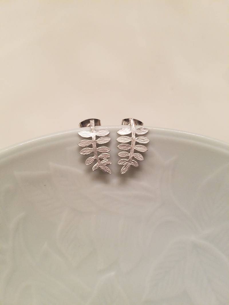 Matt Silber Tannennadeln Post Ohrringe - Sterling von Lana0Crystal