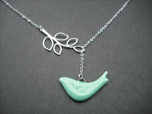 Matt Weiß Gold Fünf Blatt Zweig Und Porzellan Petrol Grün Vogel Lariat von Lana0Crystal