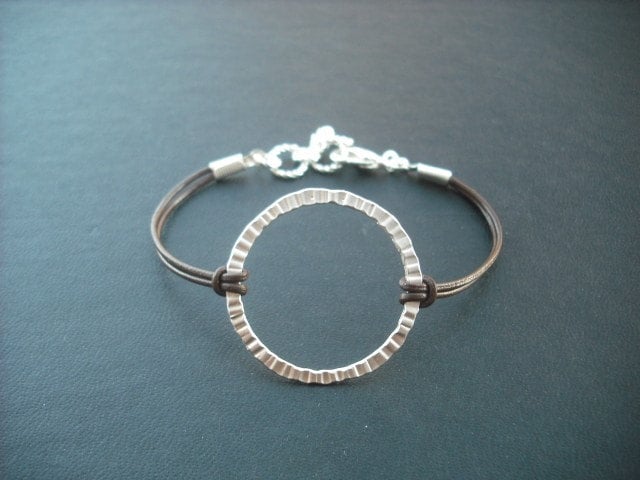 Matt Weiß-Gold Gefältelt Hoop Armband von Lana0Crystal