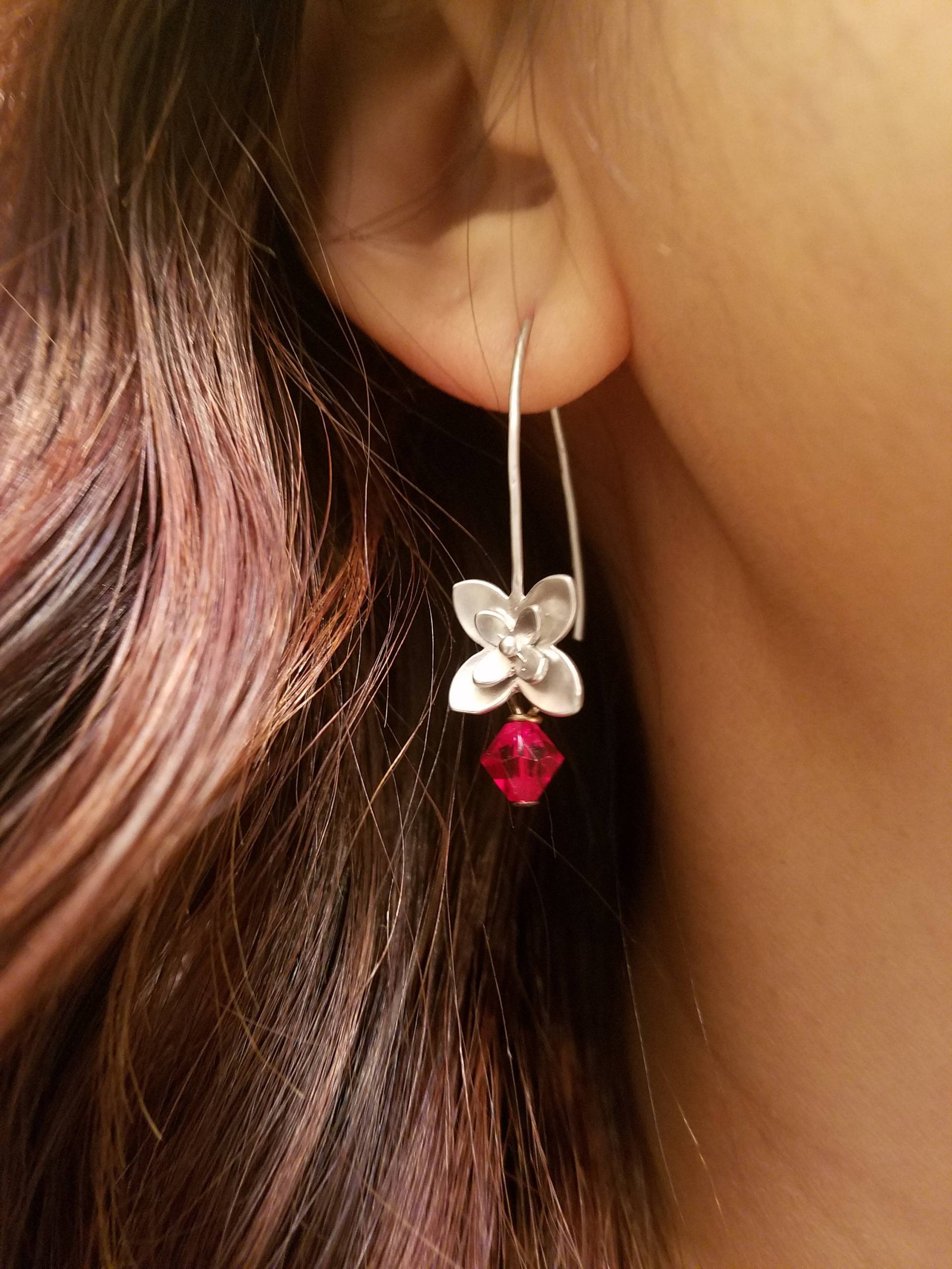 Matt Weiß-Gold Vergoldet Blume Und Swarovski Geburtsstein Ohrringe - Erhältlich in Allen Birthstone von Lana0Crystal