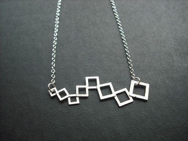 Matte Moderne Verknüpfte Quadrate Halskette von Lana0Crystal