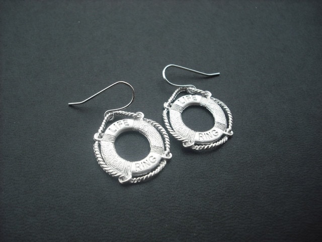 Matte Schwimmen Tube Anhänger Ohrringe - Weissgold Plattiert von Lana0Crystal