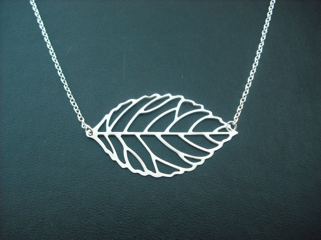 Matte Skelett Blatt Anhänger Aus Silber - Weiß-Vergoldet von Lana0Crystal