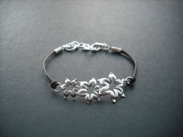Matte Sterne Blumen-Armband - Matt Weiß-Gold Plattiert von Lana0Crystal