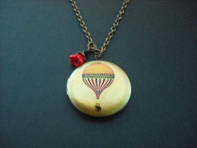 Medaillon Collier, Antike Halskette Medaillon Mit Heißluftballon Verändert Foto von Lana0Crystal