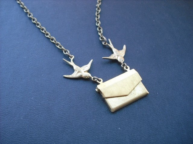 Medaillon-Halskette, Antike Halskette, Bringen Sie Freude Medaillon Halskette von Lana0Crystal