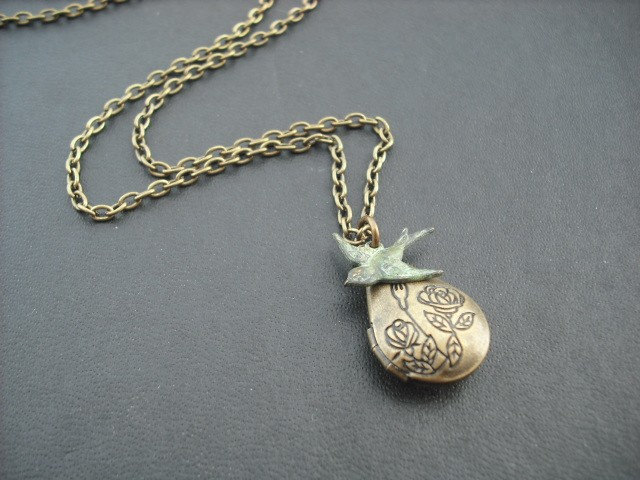 Medaillon Halskette, Antike Water Drop Halskette Mit Blauen Grünspan Patina Vogel von Lana0Crystal