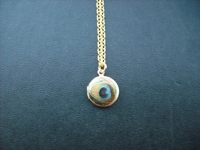 Mini Pfau Feder Medaillon Halskette - 2-14K Gold Gefüllt von Lana0Crystal