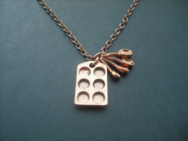 Muffin Pan Und Messenden Löffel Halskette - Antik Kupfer von Lana0Crystal