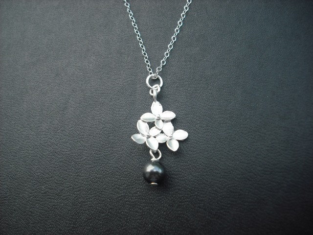 Niedliche Kleine Bouquet Mit Perle Halskette-Matte White Vergoldet von Lana0Crystal