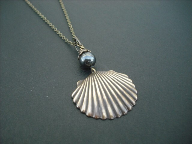 Ochse-Messing-Vintage-Finish-Shell Und Swarovski Perlen Halskette von Lana0Crystal