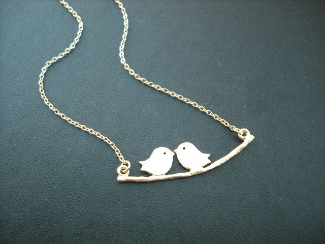 Paar Familie Halskette, Matte Gelb Gold Kette, Schöne Mod Vögel Artikel von Lana0Crystal