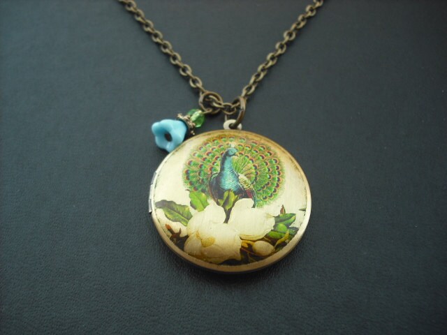 Pfau in Bloom Medaillon Halskette Mit Kristall Perle Version 4 von Lana0Crystal