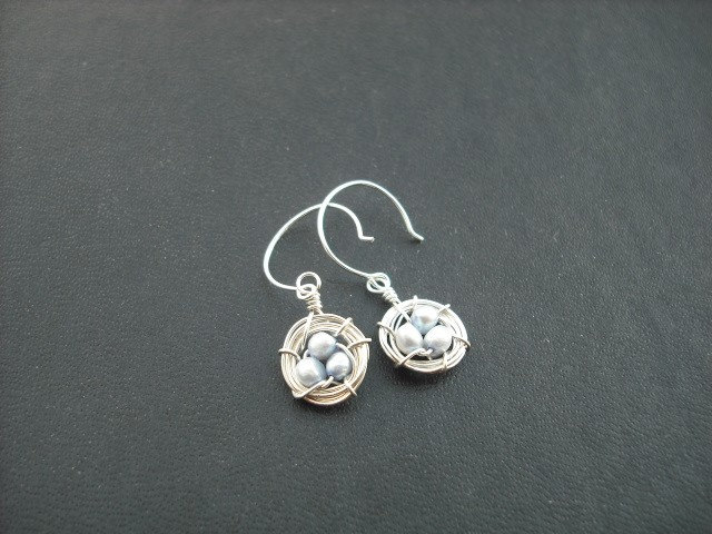 Robins Kleines Nest-Ohrring - Sterling Silber Neue Version Misty Blue Pearl von Lana0Crystal