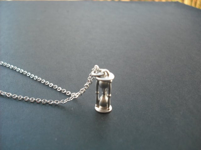 Sanduhr Halskette - Matt Weiß-Gold Vergoldet Kette von Lana0Crystal