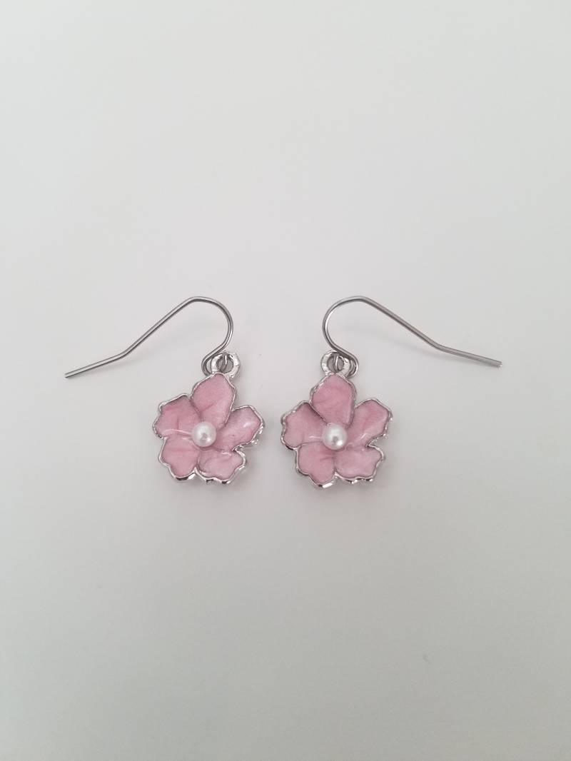 Schimmernde Harz Blumenohrringe Mit Faux Perle von Lana0Crystal