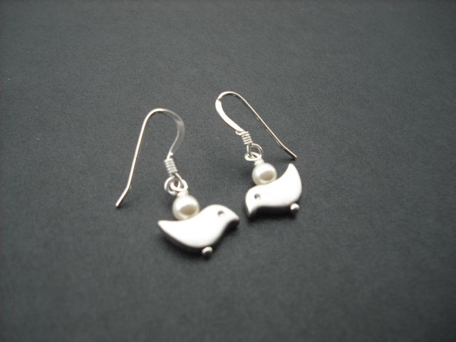 Silber Oder Gold Winzige Vogelohrringe, Perle Juni Geburtstag, Erhältlich in Allen Birth, Geburtstagsgeschenk von Lana0Crystal