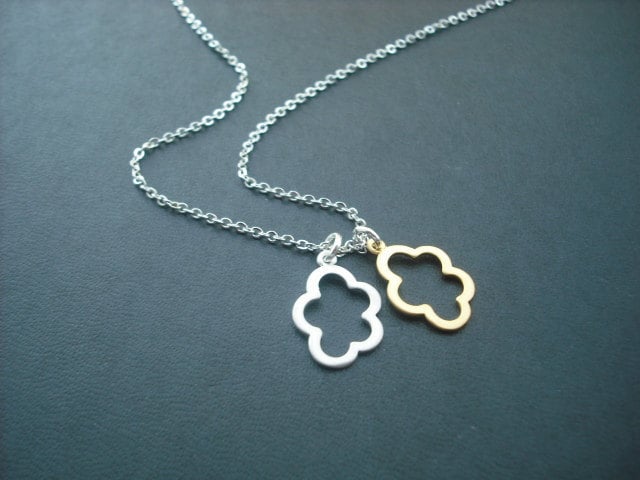 Silber Und Gold Halskette, Doppelte Hohle Center Einfachheit Wolke Anhänger Halskette von Lana0Crystal