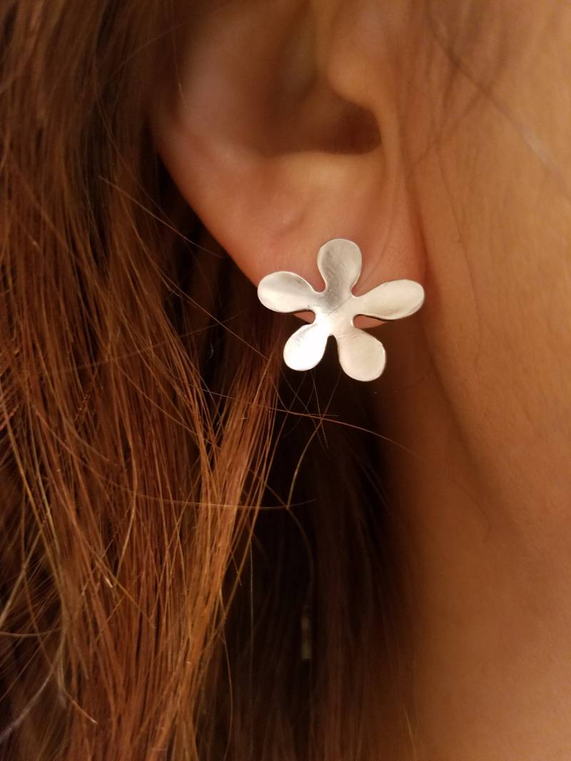 Silberne Blumen Ohrstecker - Sterlingsilber Post von Lana0Crystal